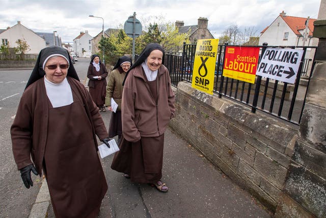 Dysart 加尔默罗会修道院的五位修女在 Dysart 社区大厅的苏格兰议会选举中投票, 西港, 迪萨特