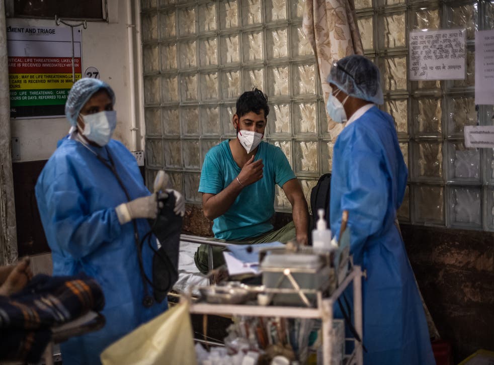 <p>Medical staff attend to Covid-19 positive patients in the emergency ward of a hospital in Delhi, Índia, 6 Maio, 2021<p/p>