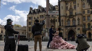 Et par har tatt bryllupsbilder i Westminster, London