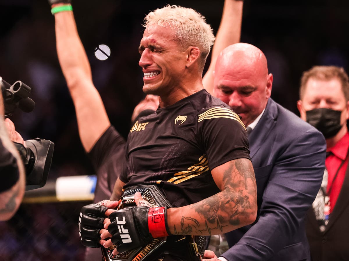 Charles Oliveira knocks out Michael Chandler to win vacant lightweight title at UFC 262