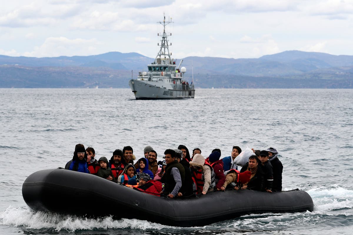 几乎 50 migrants feared dead off coast of Greece after boat sinks