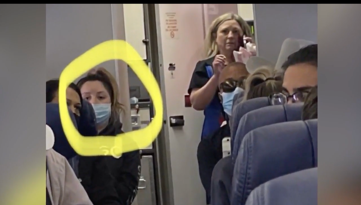 Mulher condenada a 15 meses por socar o comissário de bordo da Southwest Airlines 