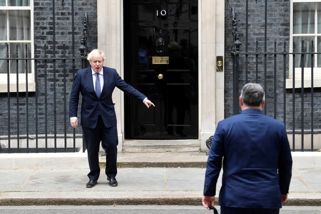 Le Premier ministre britannique Boris Johnson fait un geste alors qu'il rencontre le Premier ministre hongrois Viktor Orban à Downing Street à Londres