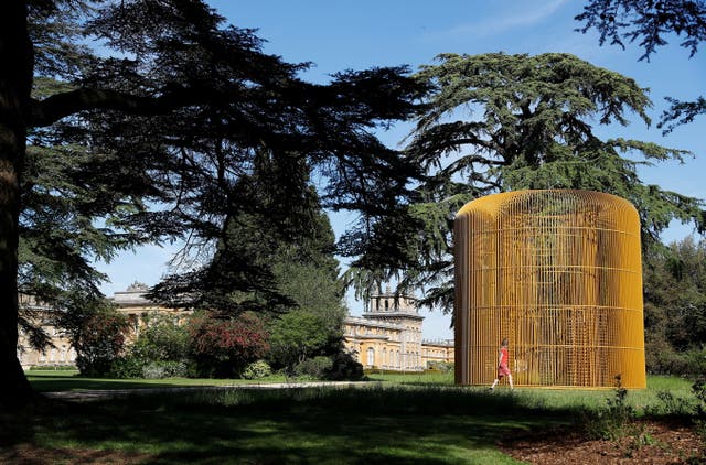 Hannah Vitos fra Blenheim Art Foundation, stiller for et fotografi ved siden av kunstneren Ai Weiwei's Gilded Cage (2017) skulptur på eiendommen til Blenheim Palace i Woodstock, Storbritannia