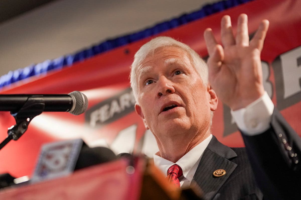 Mo Brooks appears to tweet his email password while complaining about Democrat serving him in riot lawsuit