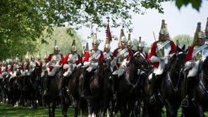 ハイドパークの王室騎兵隊騎兵連隊の少将による年次検査中の王室騎兵隊のメンバー, ロンドン