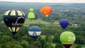 Les aérostiers prennent leur envol lors de l'ouverture du Midlands Air Festival à Alcester, Warwickshire