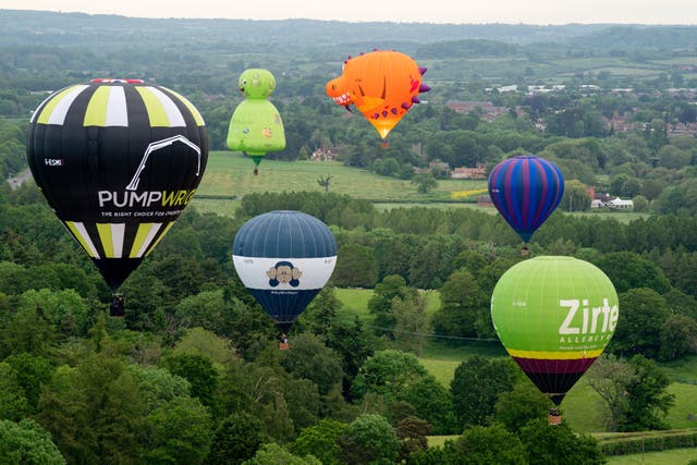 Ballonvaarders vlug tydens die opening van die Midlands Air Festival in Alcester, Warwickshire