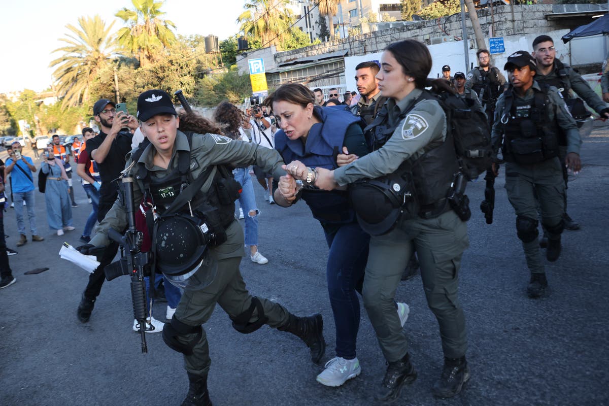 アルジャジーラ: Reporter forcefully detained by Israel