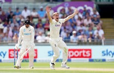 New Zealand move into lead as England struggle in the field