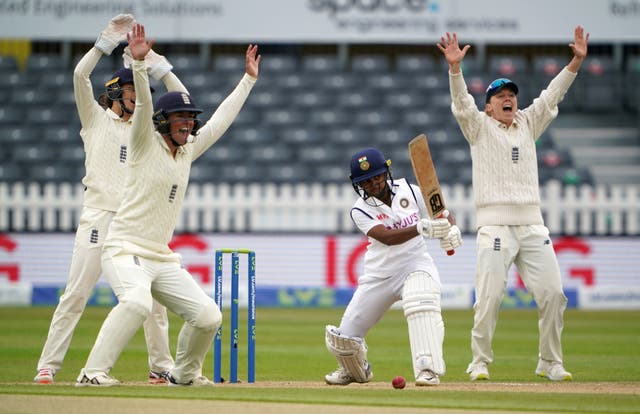 A Inglaterra atrai o LBW durante o quarto dia de sua partida Teste Internacional Feminino contra a Índia no Bristol County Ground