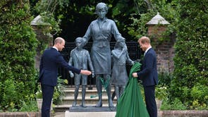 Prins William, venstre og prins Harry avdekke en statue de bestilte av moren prinsesse Diana,  på det som hadde vært 60-årsdagen hennes, i den sunkne hagen på Kensington Palace, London