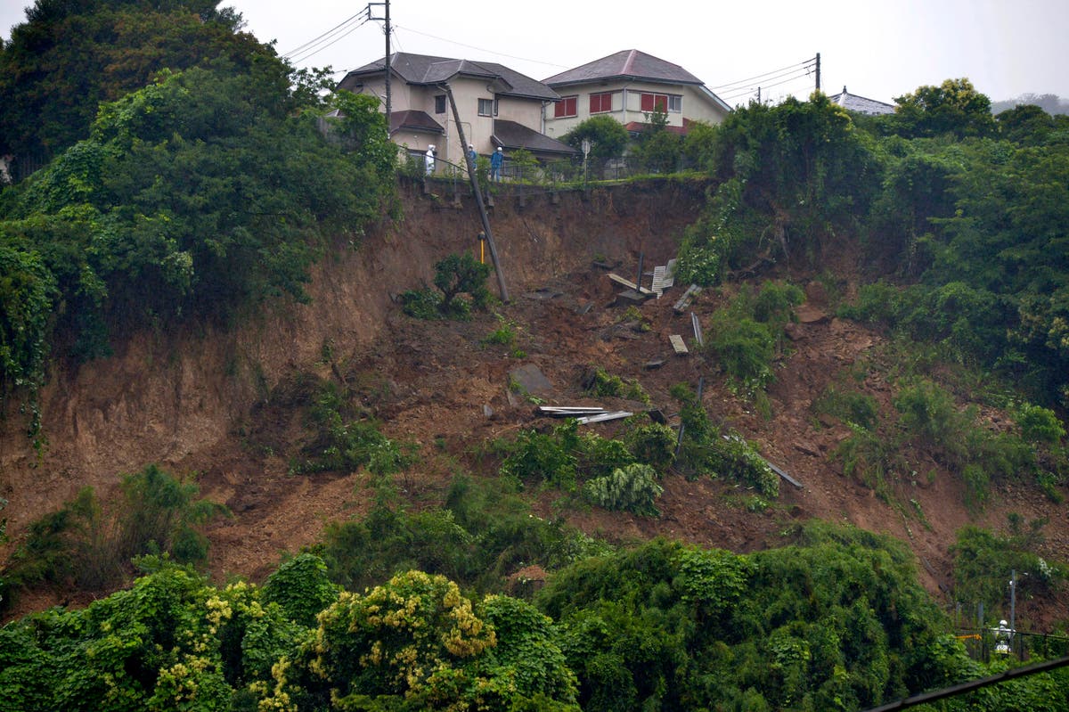 I det minste 19 missing as mudslide west of Tokyo hits houses