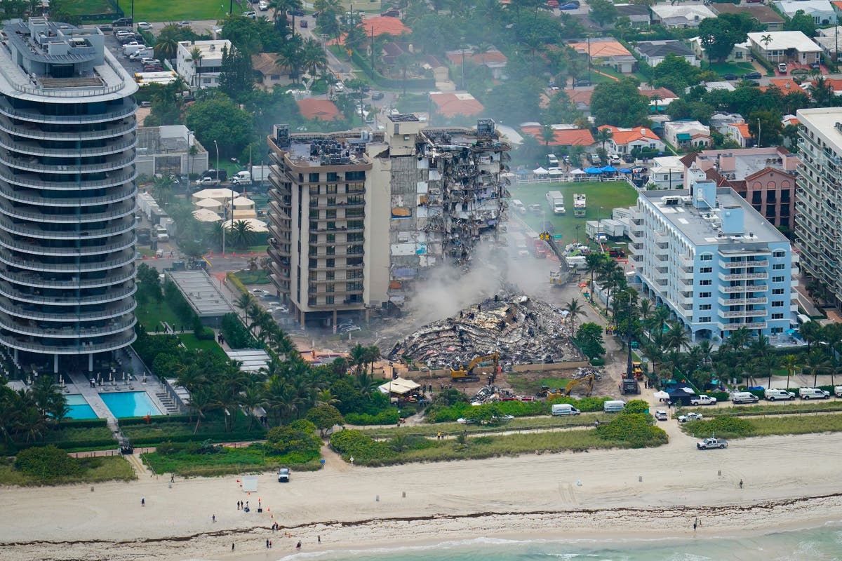 緊急対応要員は、崩壊したマイアミのコンドミニアムの建物で遺体の捜索を終了します
