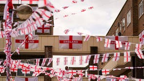 Innbyggerne i Towfield Court i Feltham har forvandlet eiendommen sin med England-flagg for Euro 2020 turnering