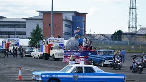新しいインディ・ジョーンズと思われるものを撮影する前に、グラスゴーの駐車場でパレードシーンのリハーサルが行われます。 5 ハリソンフォード主演の映画