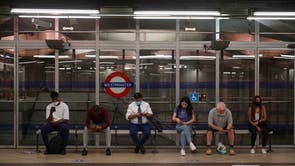 Commuters, some not wearing facemasks, at Westminster Underground station, 在 08:38 in London after the final legal Coronavirus restrictions were lifted in England