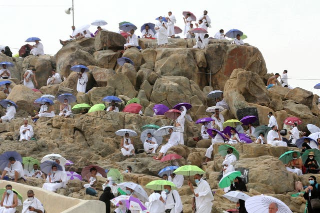 Muslim pilgrims gather on Mount Mercy on the plains of Arafat during the annual Haj pilgrimage outside the holy city of Mecca, 沙特阿拉伯 