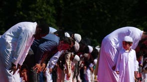 イード・アル=アドハーの朝の祈りの人々, または犠牲祭, サウソールパークで, アクスブリッジ, ロンドン