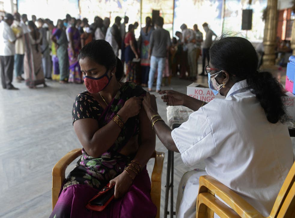 <p>A health worker inoculates a woman with a dose of a Covid-19 vaccine at a centre in Hyderabad on 15 juli, 2021</s>