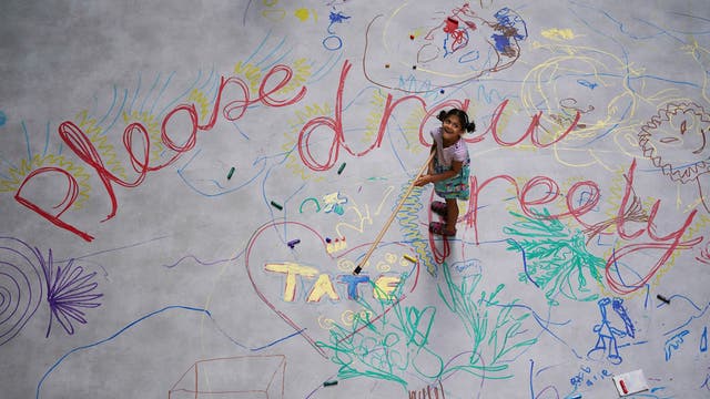 ロンドンのテート・モダンのタービンホールで、アーティストの荒川医が自由に描いてください。, ユニクロテートの一部家族向けのアートにインスパイアされたアクティビティのギャラリーの新しい無料プログラムを再生する