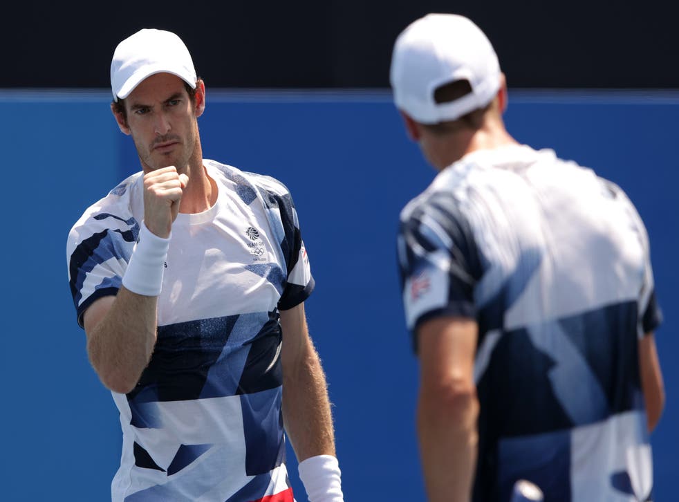 <p>Andy Murray of Team Great Britain celebrates after a point during his Men's Doubles First Round match with Joe Salisbury of Team Great Britain</磷>