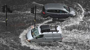 ナインエルムズの浸水した道路を車両が深海を走行する, ロンドン