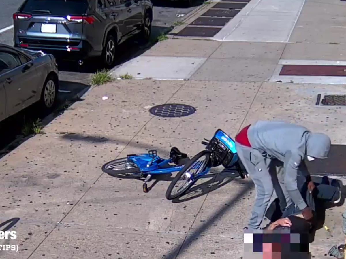 Mugger seen rifling through pockets of man beaten unconscious in violent New York attack