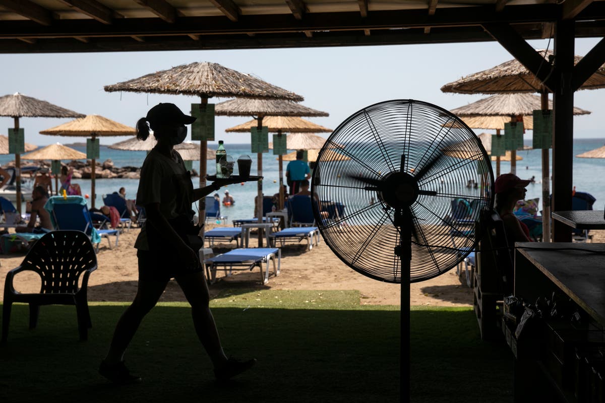 Greek authorities warn ‘don’t work, don’t travel’ during 40C heatwave