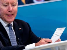 Biden reads ‘Sir, there is something on your chin’ note passed to him by brave aide