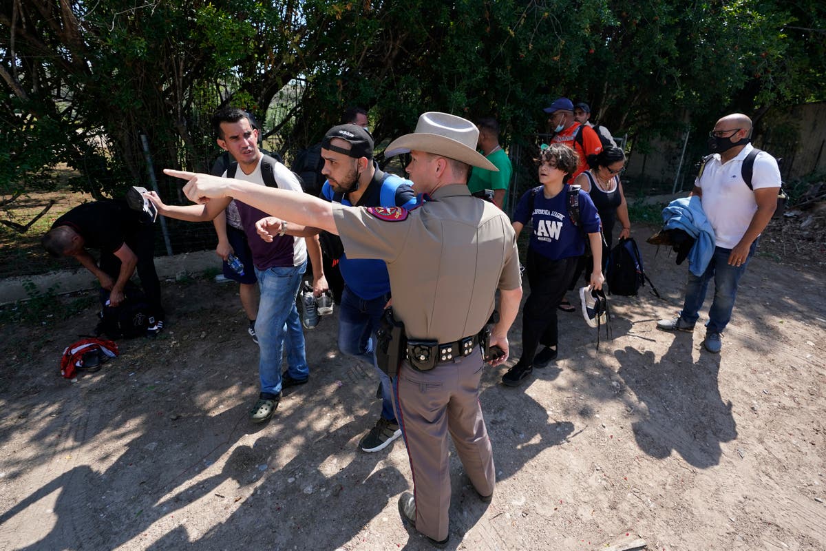 Les États-Unis poursuivent le Texas pour empêcher les soldats de l'État d'arrêter les migrants