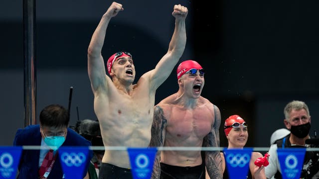 James Guy, Adam Peaty en Kathleen Dawson vier die verowering van die goue medalje in die gemengde 4x100m wisselslagaflosfinaal tydens die Olimpiese Spele in Tokio