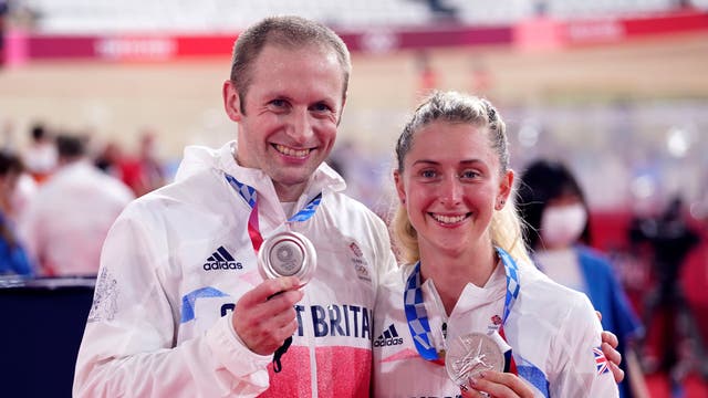 東京11日目の伊豆ベロドロームでのトラックサイクリングで、イギリスのローラ・ケニーとジェイソン・ケニーが女子チームパシュートと男子チームスプリントで銀メダルを獲得 2020 日本のオリンピック
