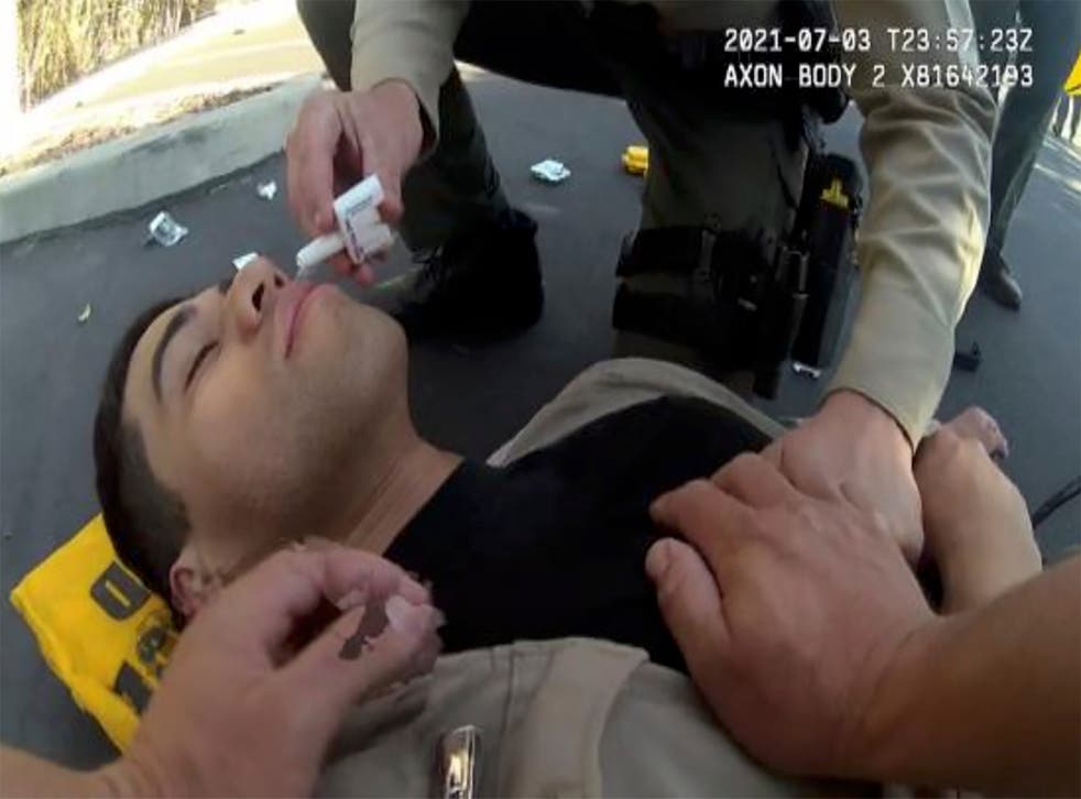<p>An image from a 2021 video allegedly shows a San Diego sheriff’s deputy collapsing after being exposed to fentanyl</磷>