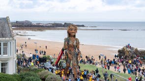  2Tempestade, um boneco de dez metros de altura de uma deusa mítica do mar, criado pela companhia de teatro visual de Edimburgo Vision Mechanics, faz o seu caminho ao longo da orla marítima em North Berwick, East Lothian, durante uma apresentação no festival Fringe By The Sea