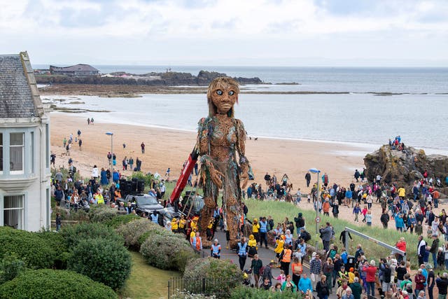  2Storm, en ti meter høy dukke av en mytisk havgudinne skapt av Edinburgh-baserte visuelle teaterselskap Vision Mechanics, tar seg langs sjøkanten ved North Berwick, Øst -Lothian, under en forestilling på Fringe By The Sea -festivalen