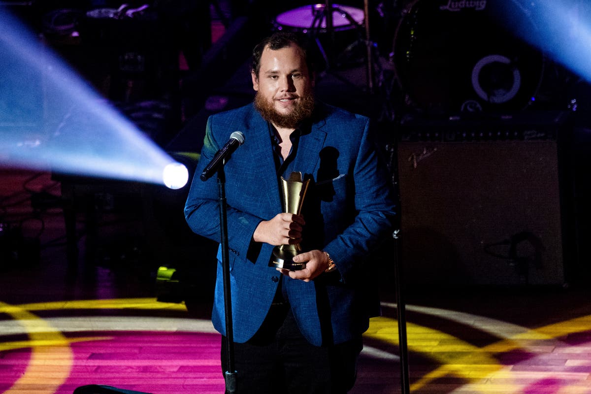 Luke Combs, Et + Shay celebrated by peers at ACM Honors