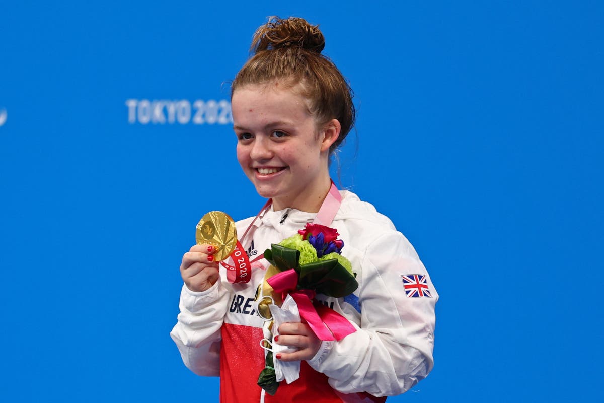 Maisie Summers-Newton beats ‘idol’ Ellie Simmonds to Paralympic swimming gold