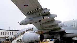 イギリス軍のメンバー 16 ブライズノートンでイギリス空軍ボイジャー航空機を下船した後、空中強襲旅団はエアターミナルまで歩きます, オックスフォードシャー