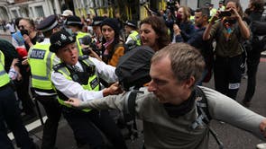 ロンドンのエクスティンクションレベリオンのメンバーによる抗議中に、警察署が自然史博物館の外のクロムウェルロードでデモンストレーターと喧嘩している