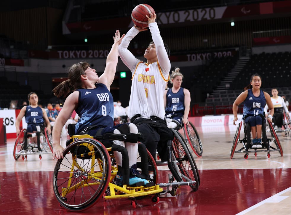 <p>Guidi Lyu of China and Laurie Williams of Britain in action</s>