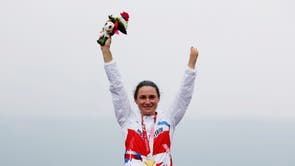 英国の金メダリスト、サラ・ストーリーが表彰台で祝う