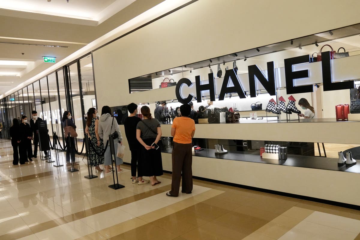 Restaurants, malls reopen as Thai virus restrictions eased