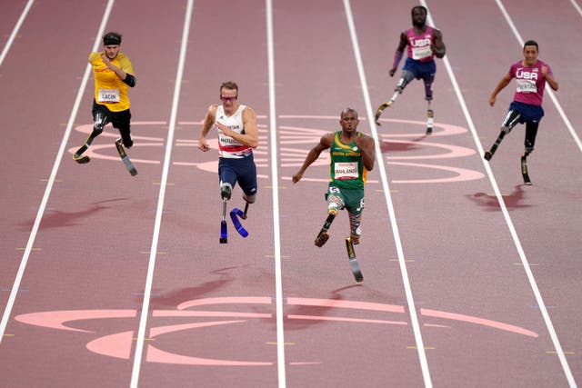 Le Sud-Africain Ntando Mahlangu (centre) remporte le masculin 200 mètres T61 Finale devant le deuxième, le Britannique Richard Whitehead à Tokyo 2020 jeux paralympiques
