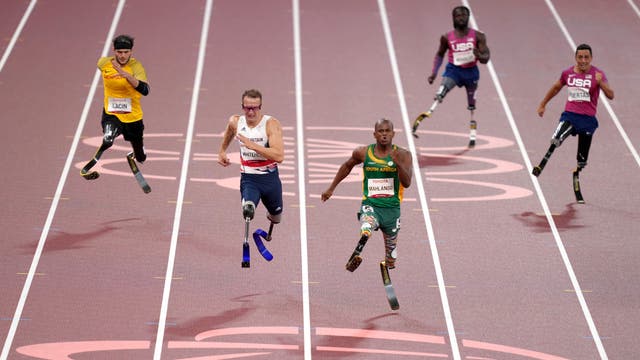 南アフリカのヌタンド・マーラング (センター) 男子優勝 200 東京で2位のイギリスのリチャードホワイトヘッドに先んじてメートルT61決勝 2020 パラリンピック
