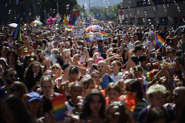 As pessoas protestam na parada do Orgulho de Zurique com o slogan 'Ouse. Casamento para todos, agora!', pelos direitos da comunidade LGBTIQ em Zurique, Suíça.