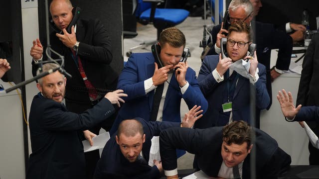 ロンドン金属取引所のリングのトレーダー, ロンドン市で, 立ち会い取引が3月以来初めて戻った後 2020, パンデミックによりリングが一時的に閉鎖されたとき