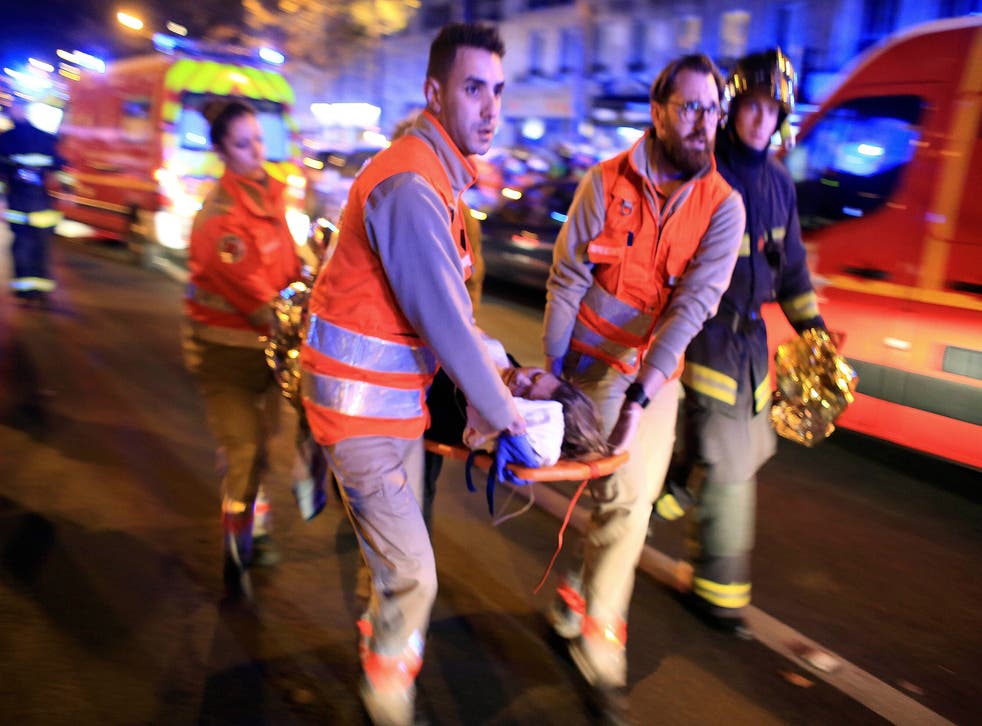 <p>A woman is rescued from the Bataclan by paramedics </磷>