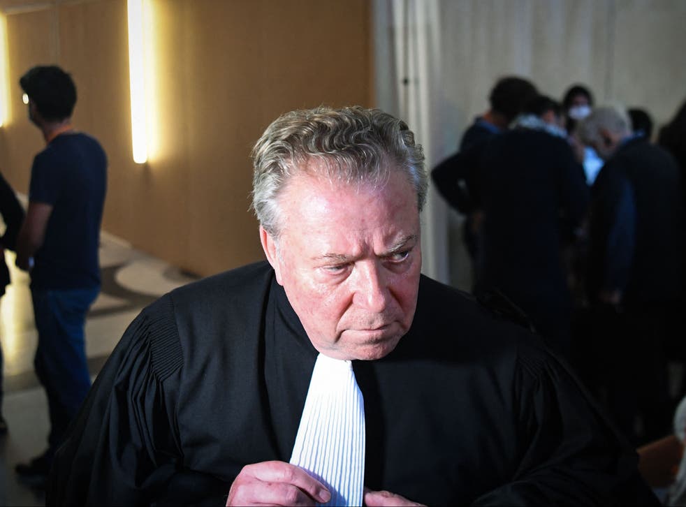 <p>French lawyer of the relatives of the victims of the Paris attacks, Olivier Morice, speaks to the press upon his arrival for the start of the trial </磷>
