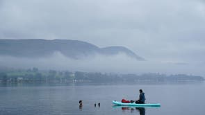 Folk padler ombord i en tåkete morgen i Ullswater, den nest største innsjøen i Lake District, Cumbria
